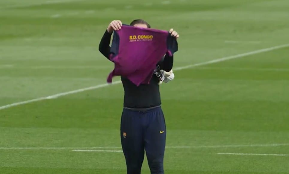 Wojciech Szczęsny bawi się na treningach. Wykonał słynną cieszynkę Leo Messiego [WIDEO] Obraz wpisu