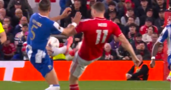 Szybki koniec meczu Jana Bednarka. Czerwona kartka w 8. minucie [WIDEO] Obraz wpisu