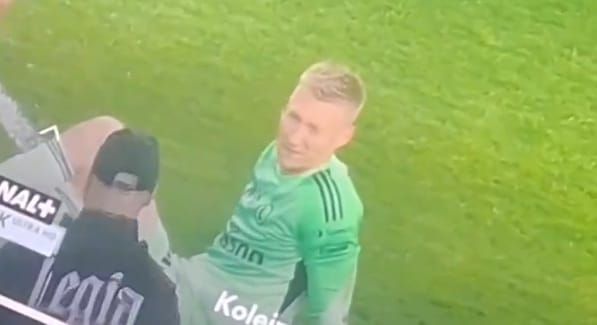 Bramkarz Legii poprosił o pomoc medyczną. Aż tu nagle mrugnął okiem [WIDEO] Obraz wpisu
