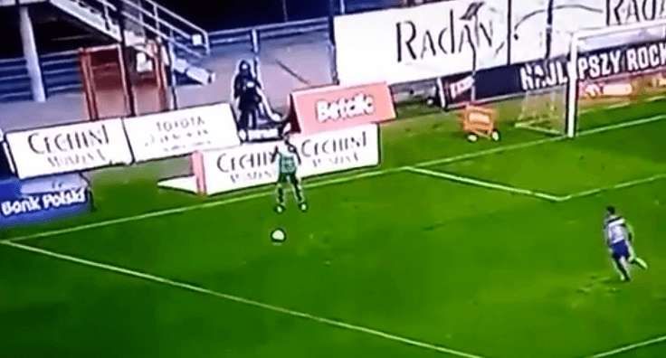 NIESAMOWITY trick Buchalika w meczu z Piastem. Oszukał wszystkich! …siebie też Obraz wpisu