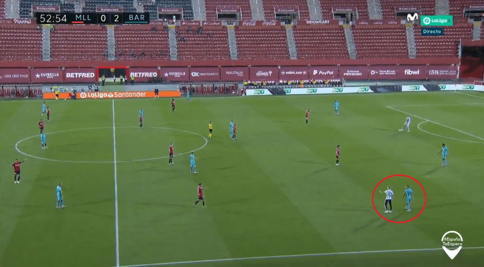 Kibic wtargnął na boisku podczas meczu Barcelony po to, by zrobić zdjęcie z Messim! [WIDEO] Obraz wpisu