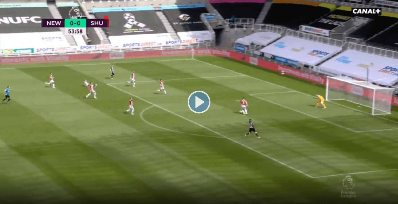 Kosmiczny kiks w Premier League! Obrońca nie trafił w piłkę i… [WIDEO] Obraz wpisu