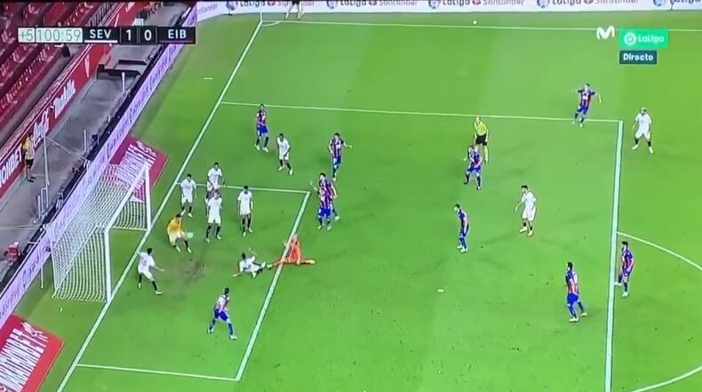 Strzelił gola, a następnie stanął na bramce! Obronił strzał w 100. minucie meczu [WIDEO] Obraz wpisu