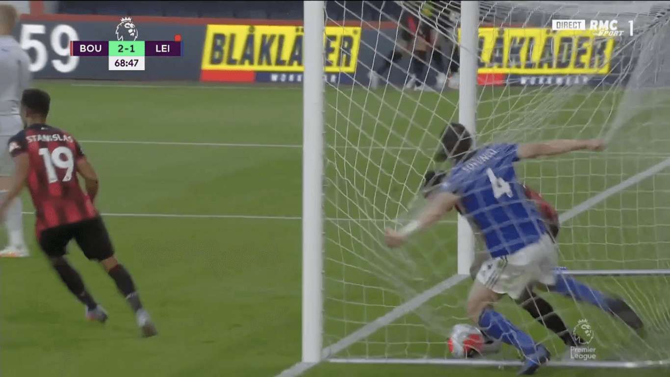Obrońcy Leicester odcięło prąd! Kopnął przeciwnika [WIDEO] Obraz wpisu