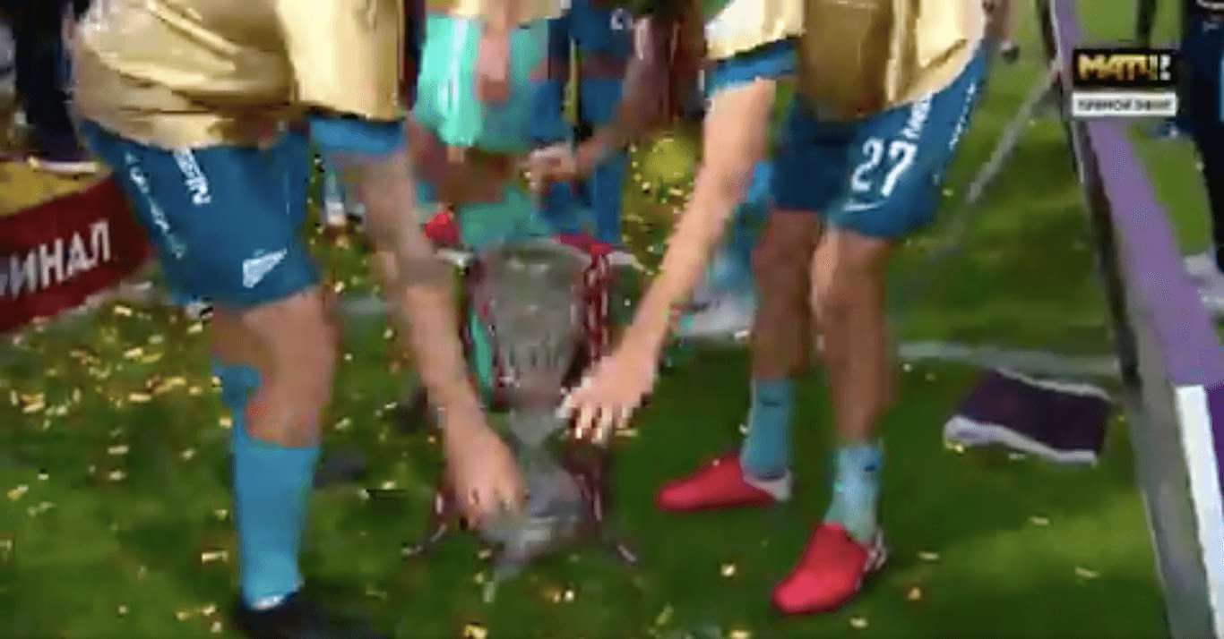 Niecodzienna sytuacja. Piłkarze zbili puchar [WIDEO] Obraz wpisu