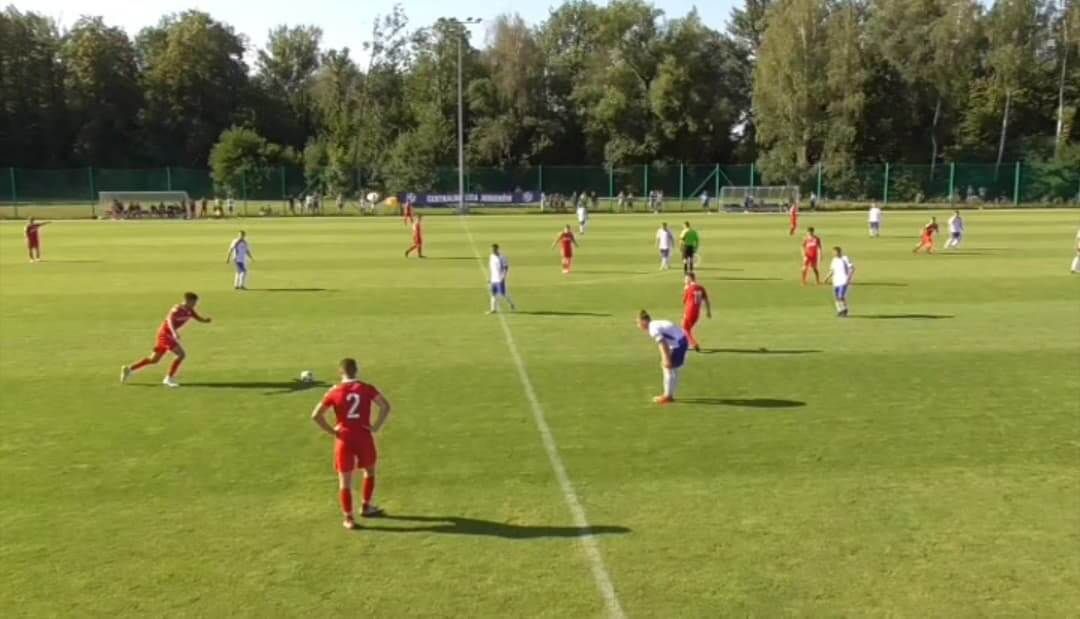 Bramka z rzutu wolnego z ponad 50 metrów? Dla piłkarza Wisły to żaden problem! [WIDEO] Obraz wpisu