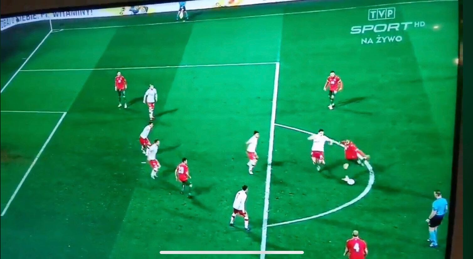 Beznadziejna obrona Polaków! To nie miało prawa wpaść [WIDEO] Obraz wpisu
