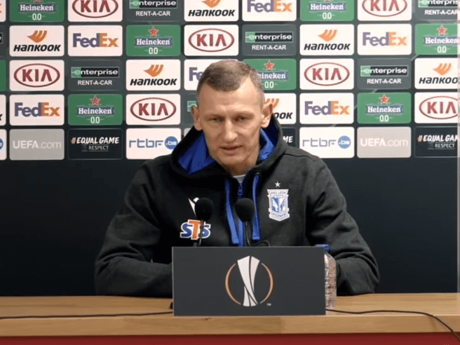 Dariusz Żuraw skrytykował swojego piłkarza na pomeczowej konferencji. „Takie zachowanie nie może mieć miejsca u profesjonalisty” Obraz wpisu
