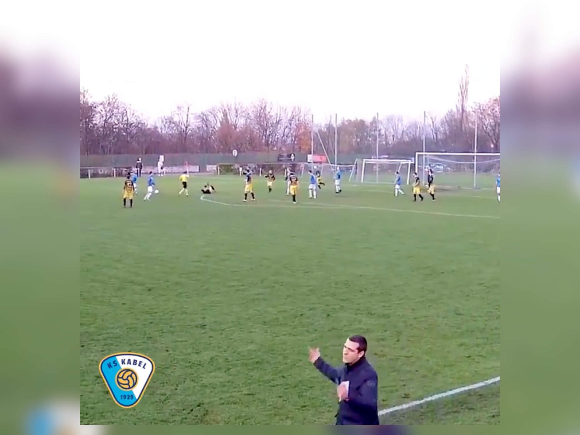Koledzy z drużyny zderzyli się w polu karnym rywala. Decyzja arbitra – rzut karny [WIDEO] Obraz wpisu