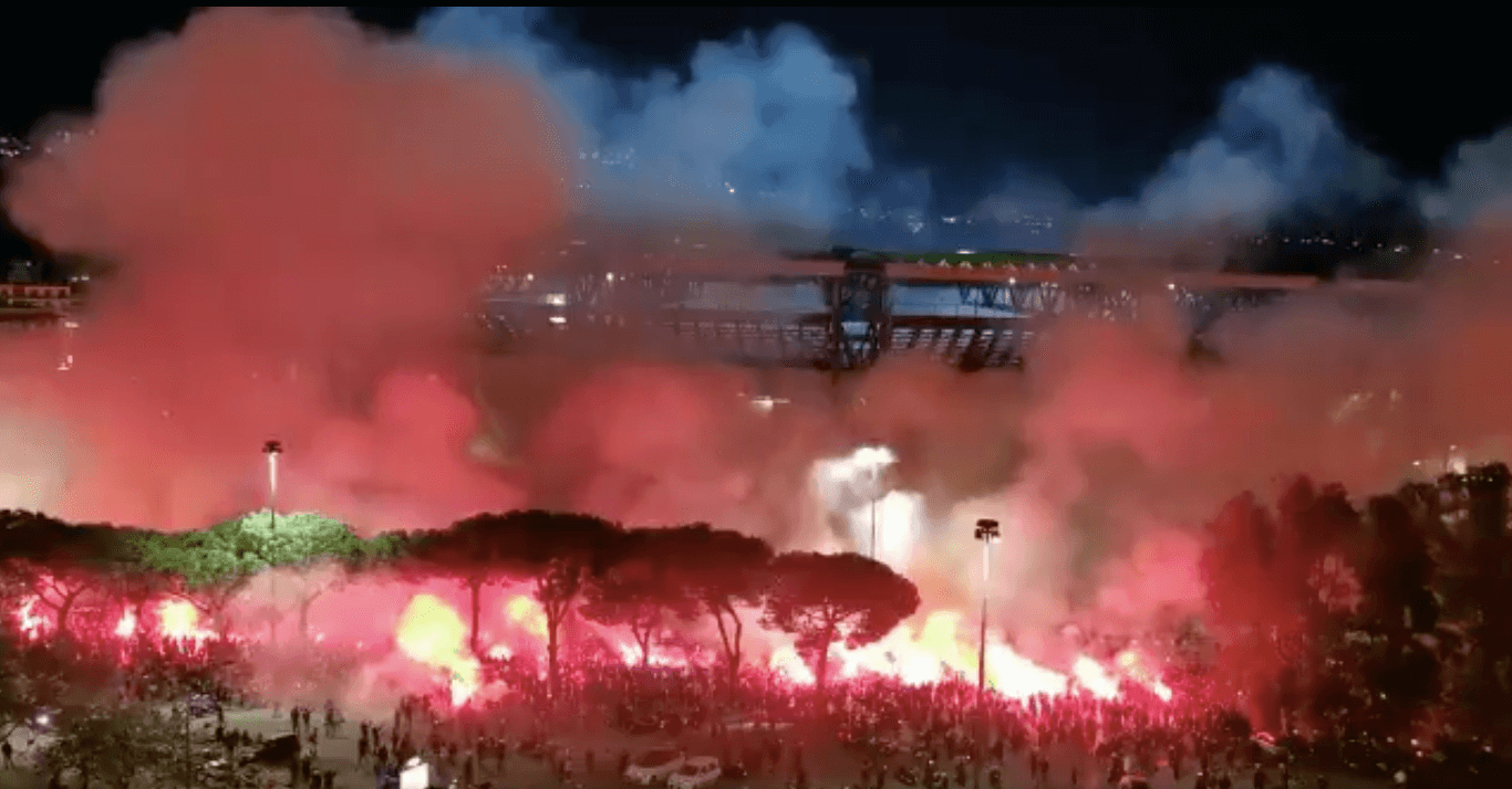 Tłumy pod stadionem Napoli! Tak kibice żegnają Maradonę [WIDEO] Obraz wpisu