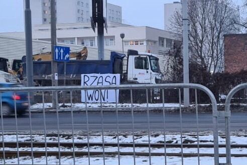 Kibice Lecha domagają się odejścia Tomasza Rząsy. W Poznaniu pojawiły się transparenty Obraz wpisu