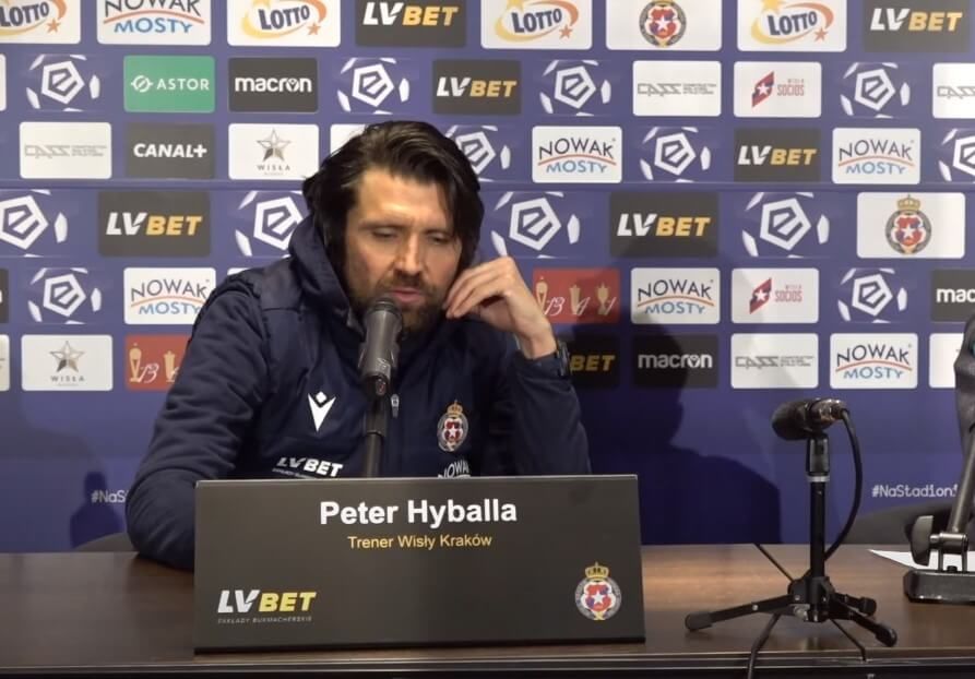 Peter Hyballa chwali Brown Forbesa na pomeczowej konferencji. „Lewandowski i Mueller teraz nie mają czasu, żeby grać w Wiśle” Obraz wpisu