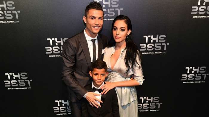 Georgina Rodriguez wyręcza Cristiano Ronaldo w pracach domowych. Partnerka boi się o zdrowie ukochanego Obraz wpisu