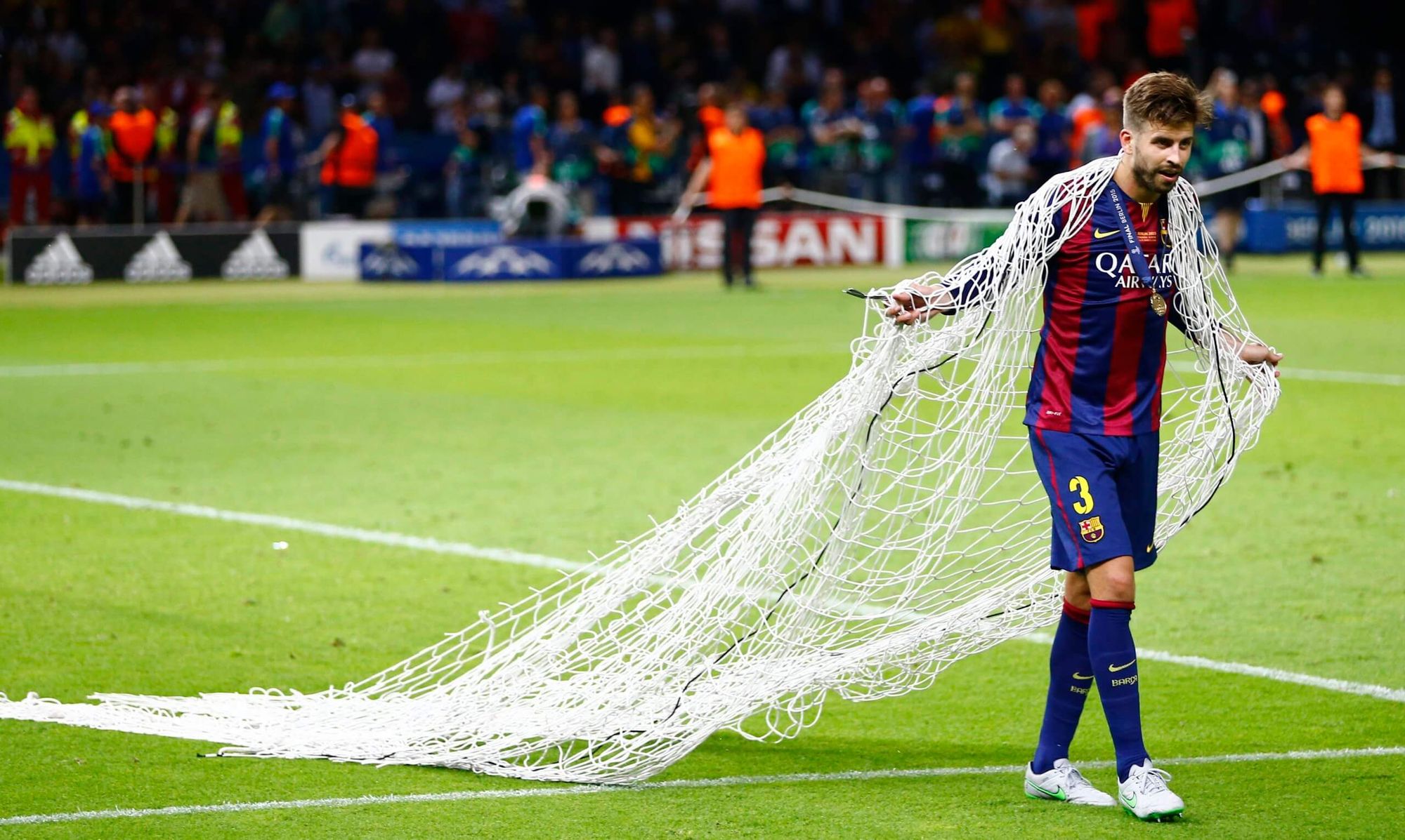 Dlaczego Gerard Pique zabiera siatkę z bramki po wygranym turnieju? Obraz wpisu