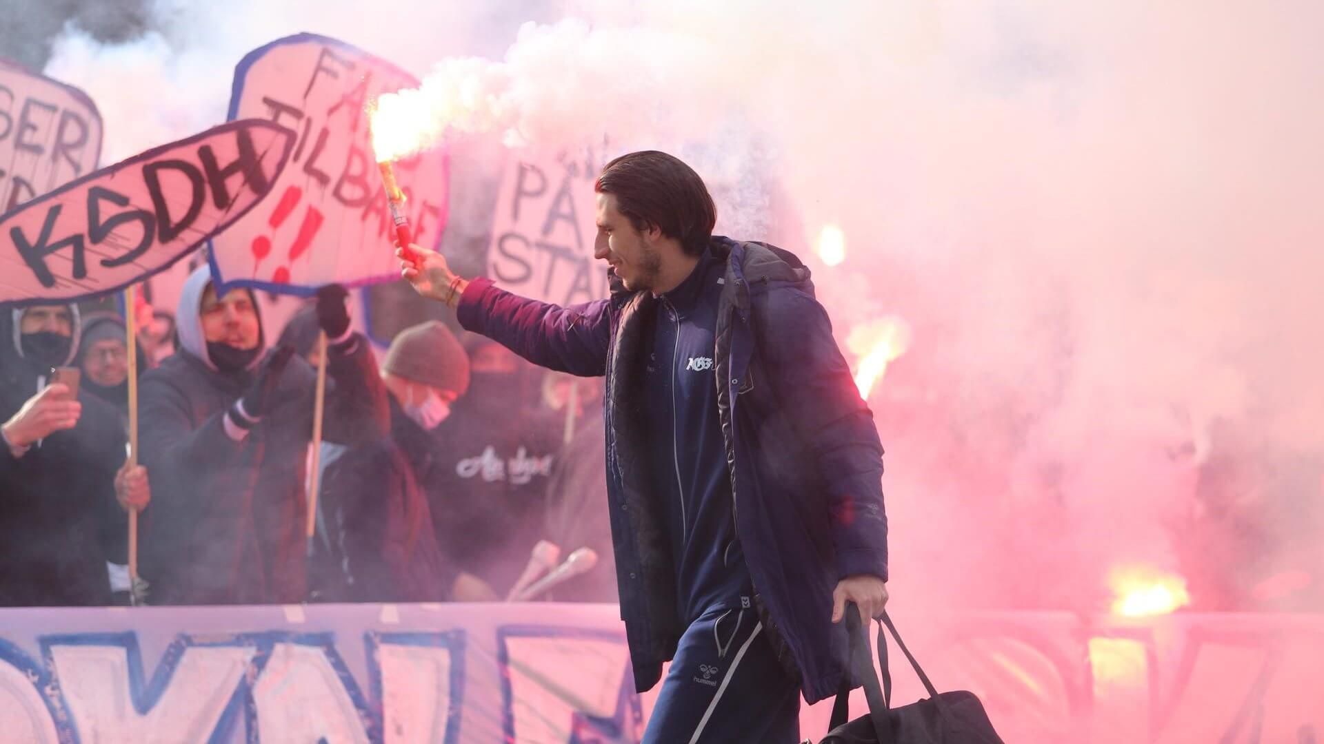 Grabara przed meczem przyłapany z racą. Później wpuścił dwa gole Obraz wpisu