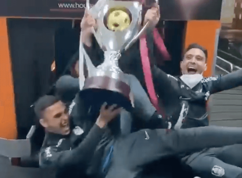 Nietypowa celebracja. Piłkarze Cluj zabawili się na lotnisku [WIDEO] Obraz wpisu