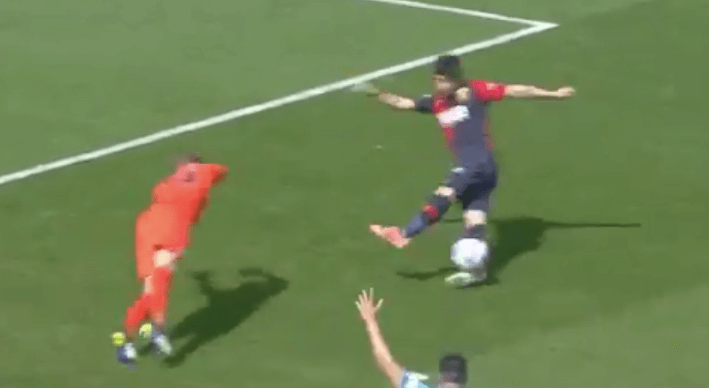 Co zrobił bramkarz? Jak napastnik tego nie trafił? Kuriozalna sytuacja w Serie A [WIDEO] Obraz wpisu