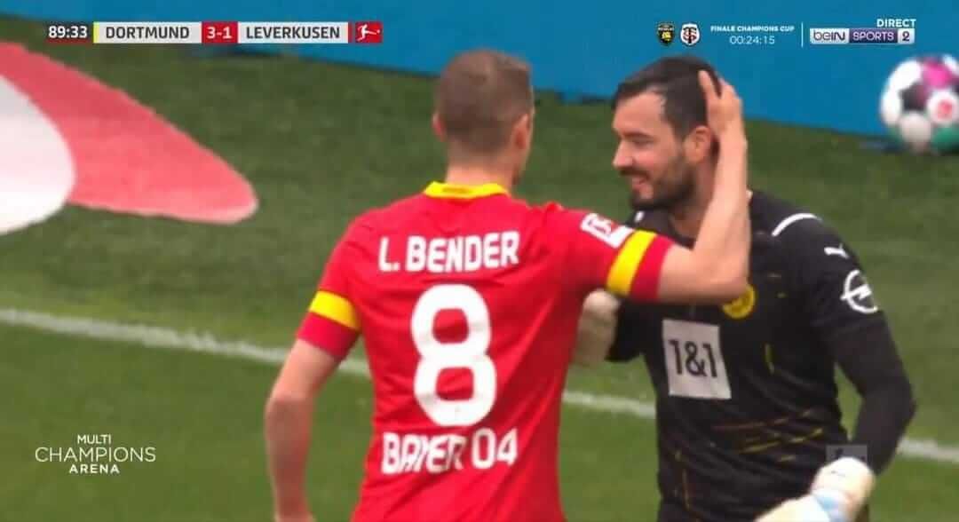 Świetny gest w pożegnalnym meczu braci Bender. Roman Burki nie bronił rzutu karnego [WIDEO] Obraz wpisu