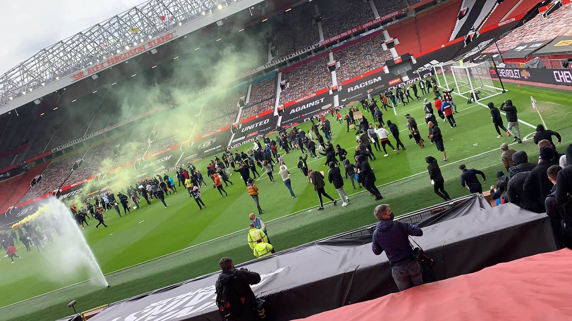 Kibice wdarli się na Old Trafford! Mecz z Liverpoolem zagrożony [WIDEO] Obraz wpisu