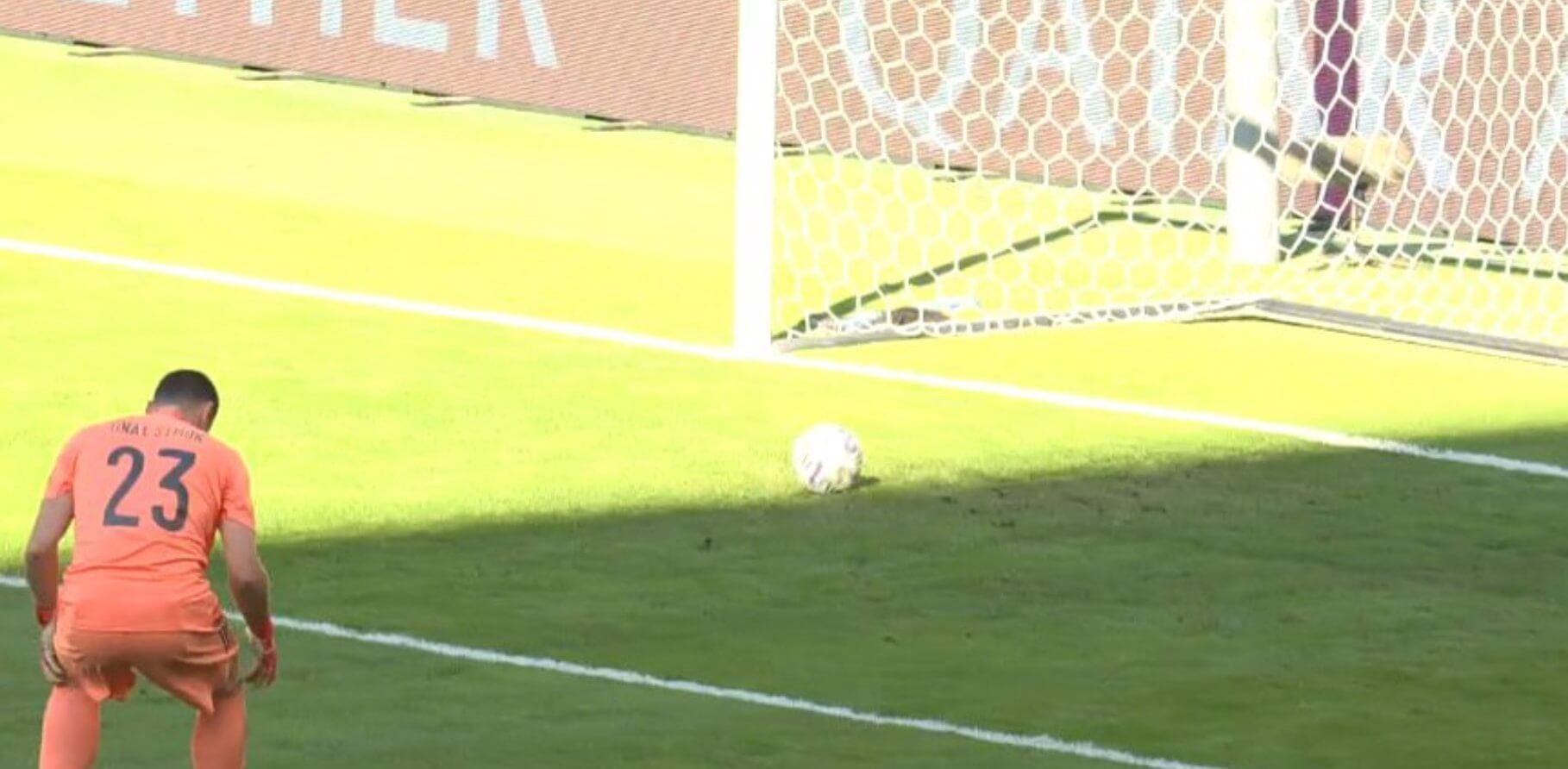 Kolejny samobój na EURO! Unai Simon zabawił się w Boruca [WIDEO] Obraz wpisu