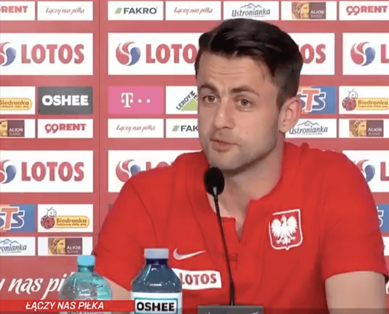 Kolejny popis dziennikarzy na zgrupowaniu. Łukasz Fabiański został zapytany o… przecięcie wstęgi. Obraz wpisu