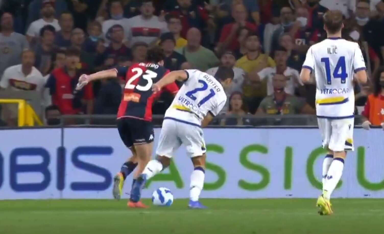 Nietypowa sytuacja w Serie A. Piękne wykończenie Destro… z butelką w ręce [WIDEO] Obraz wpisu