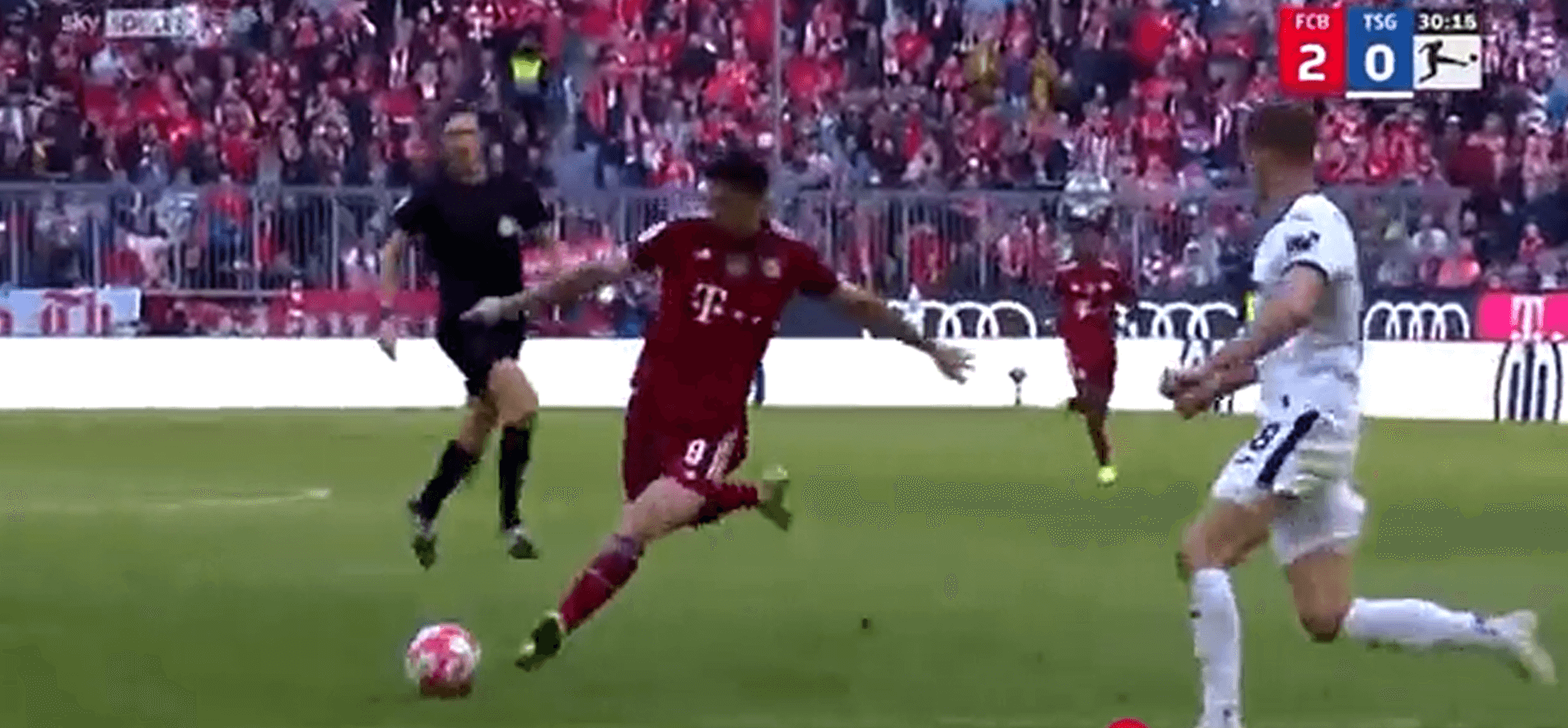 Robert Lewandowski kontynuuje strzelanie! 10. gol w tym sezonie Bundesligi [WIDEO] Obraz wpisu
