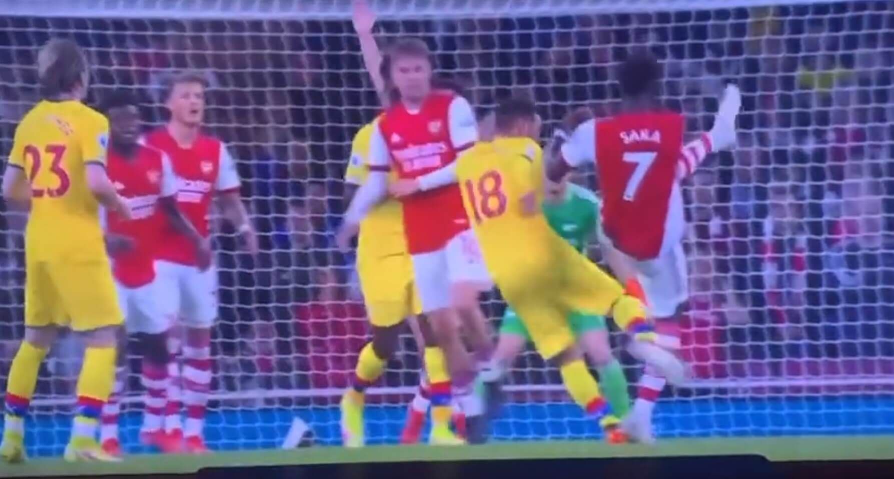 Brutalny faul w Premier League i brak czerwonej kartki. Co McArthur chciał osiągnąć? [WIDEO] Obraz wpisu