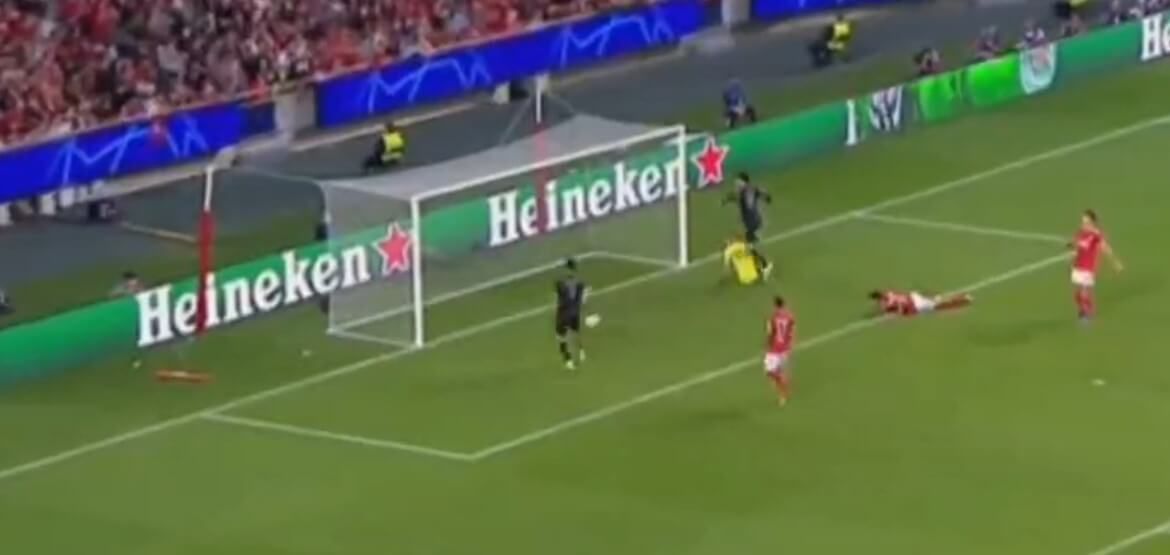 Robert Lewandowski z kolejnym trafieniem w Lidze Mistrzów. Benfica na kolanach [WIDEO] Obraz wpisu