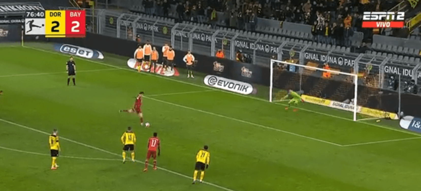 Lewandowski wyprowadza Bayern na prowadzenie! Polak nie zmarnował karnego [WIDEO] Obraz wpisu