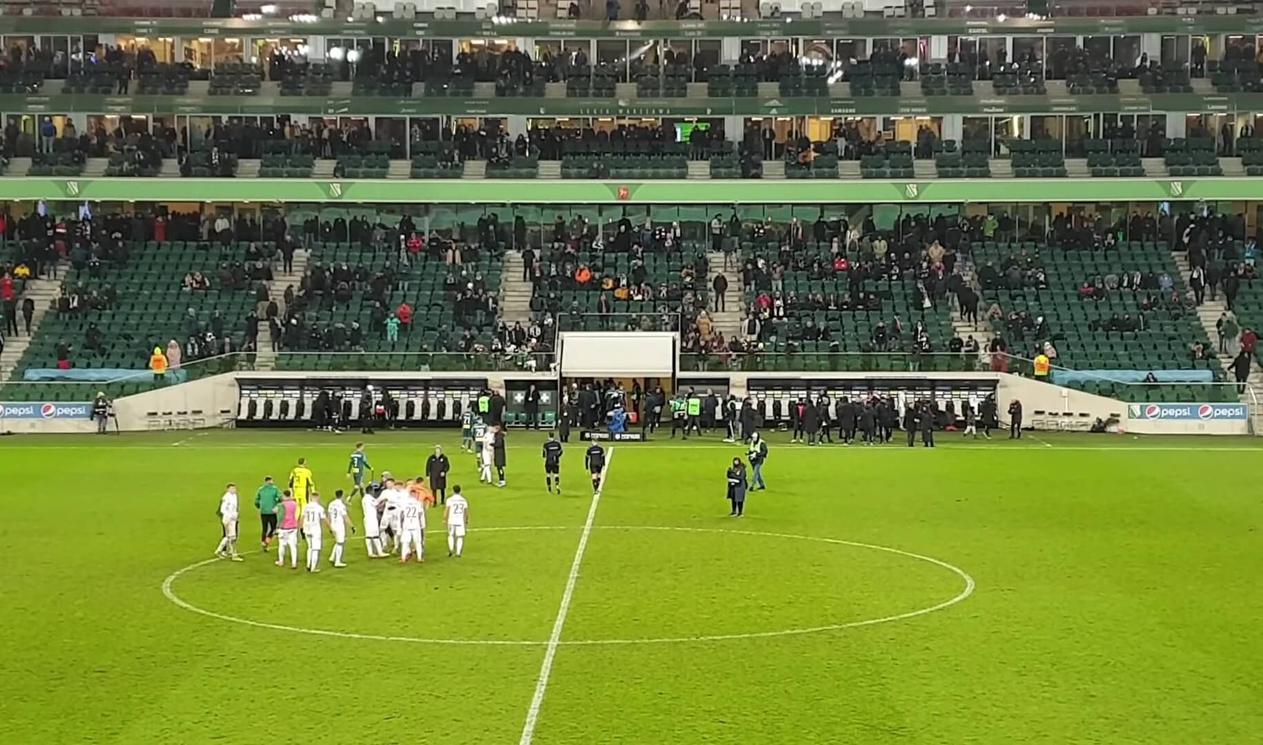 Kibice Legii ostro pożegnali swoich piłkarzy. „Wypie*****ć, wypie*****ć…” [WIDEO] Obraz wpisu