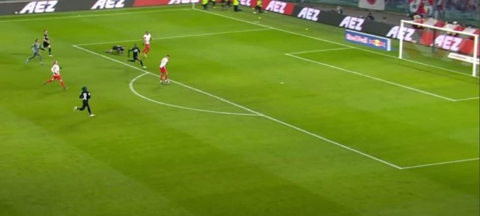 Poznaliśmy pudło sezonu w Bundeslidze? Andre Silva mając pustą bramkę, trafił w poprzeczkę [WIDEO] Obraz wpisu