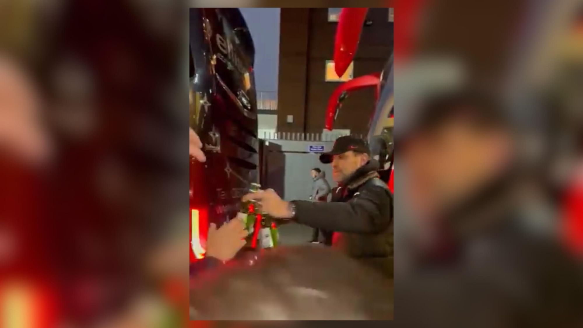 Klopp rozdał kibicom „prezenty”. Miły gest szkoleniowca [WIDEO] Obraz wpisu