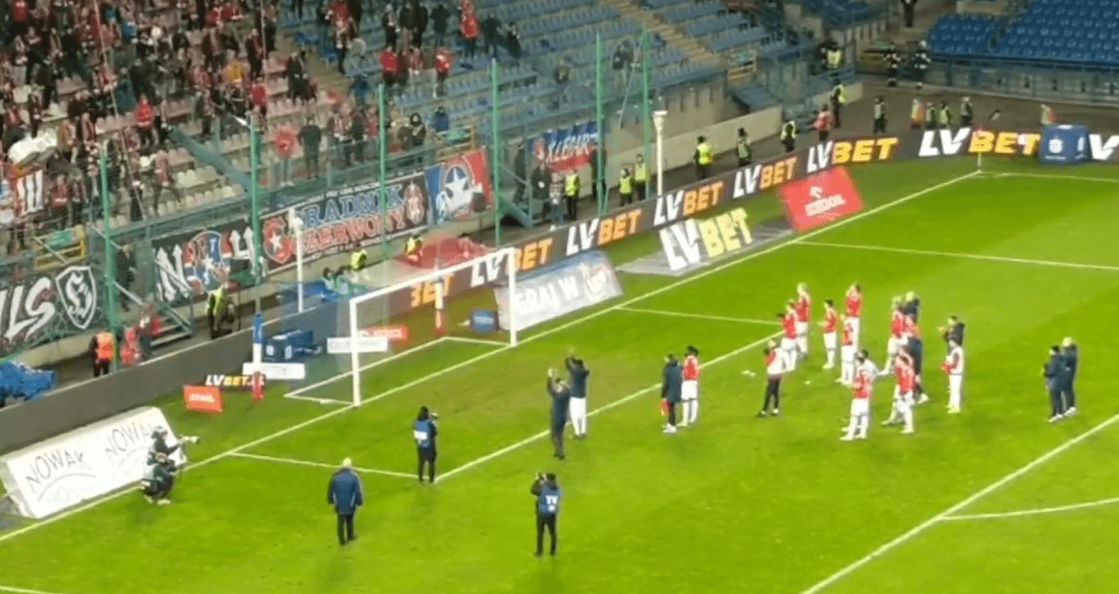 Wisła Kraków kolejny mecz bez zwycięstwa. Brzęczek wziął mikrofon i zwrócił się do kibiców [WIDEO] Obraz wpisu