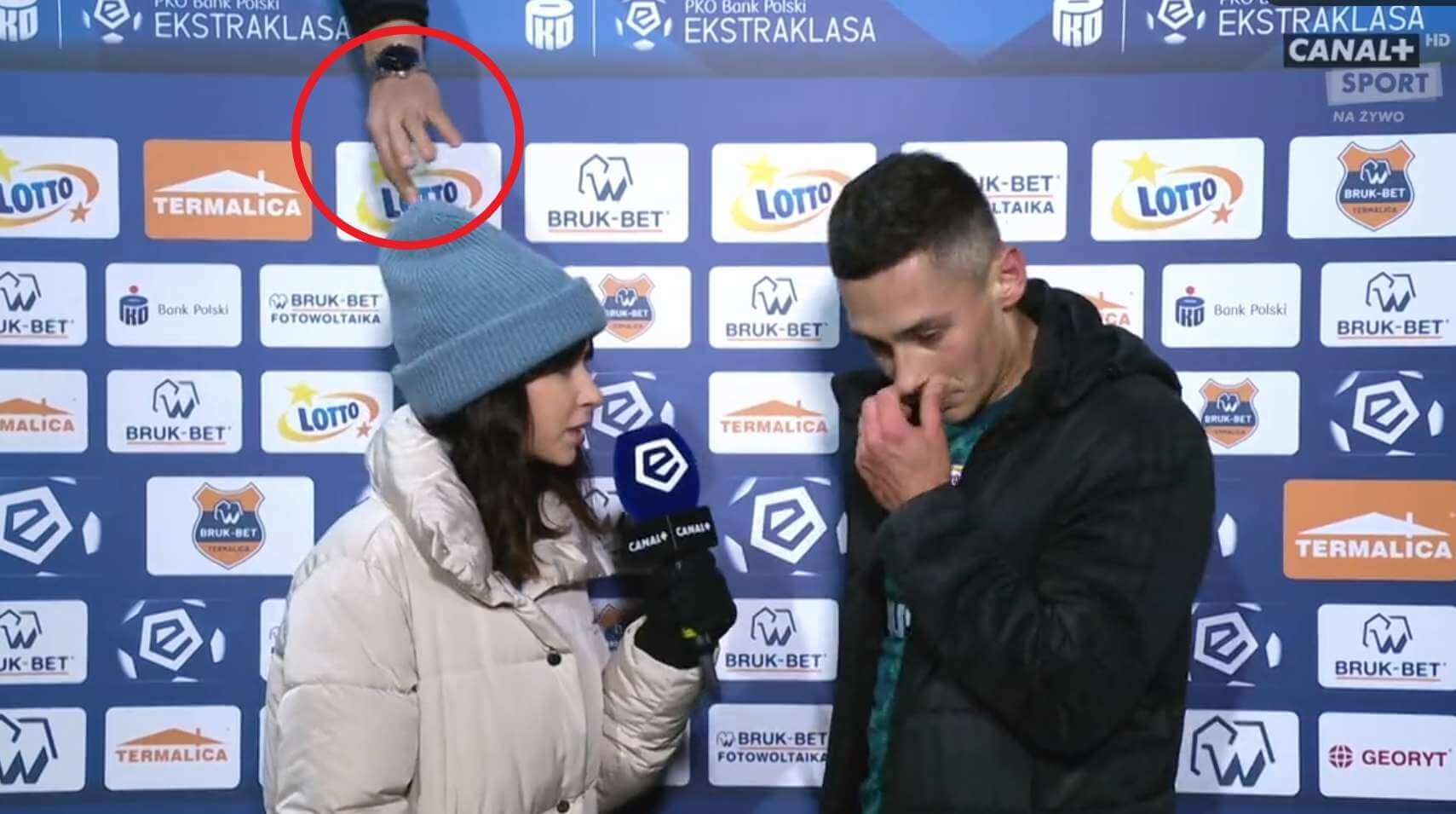 Oto najlepsza akcja w meczu Termaliki z Legią. Kibic był bliski zdobycia czapki reporterki Canal+ [WIDEO] Obraz wpisu