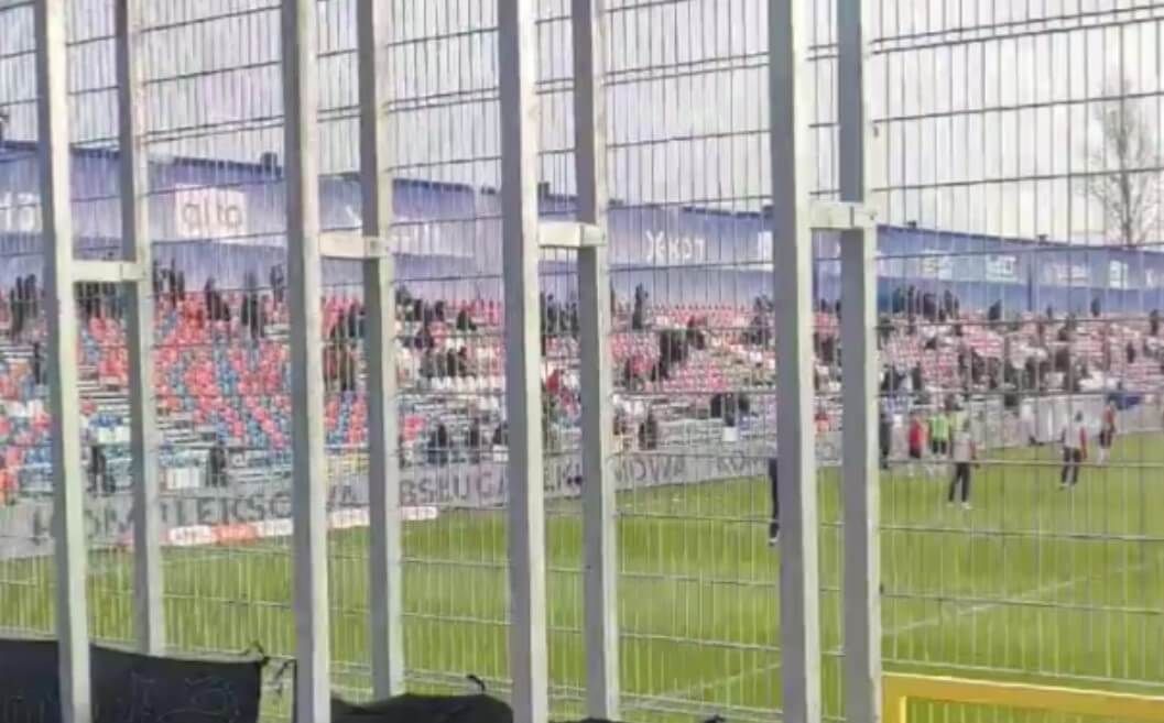 Kto wpadł na taki pomysł? Dosłowna klatka sektorem gości na stadionie Rakowa [WIDEO] Obraz wpisu