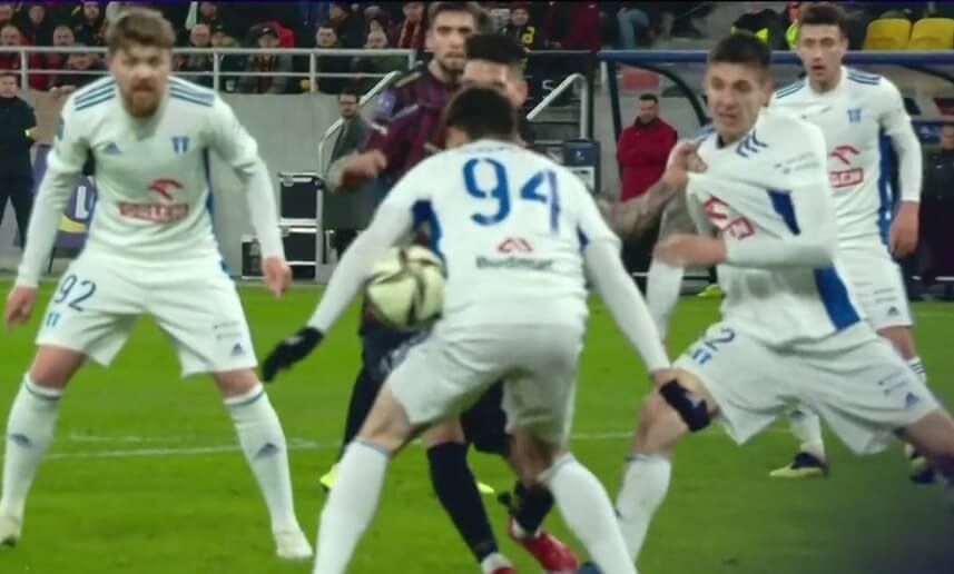 Ogromne kontrowersje w meczu Ekstraklasy! W tej sytuacji nie podyktowano rzutu karnego [WIDEO] Obraz wpisu