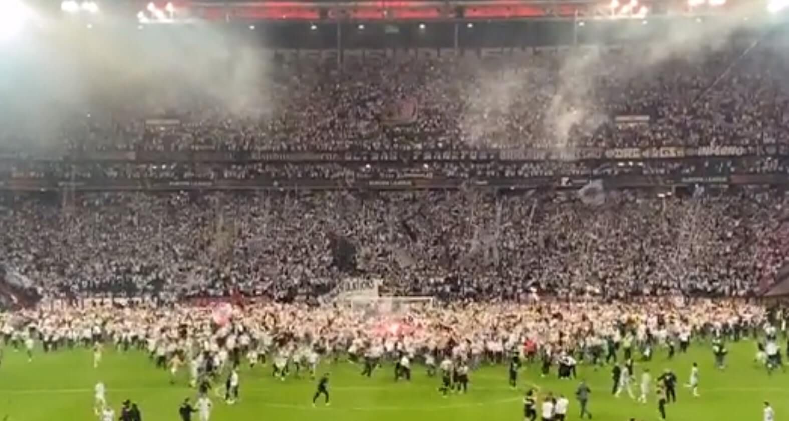 Kibice Eintrachtu Frankfurt wtargnęli na boisko. Wielkie świętowanie awansu do finału Ligi Europy [WIDEO] Obraz wpisu