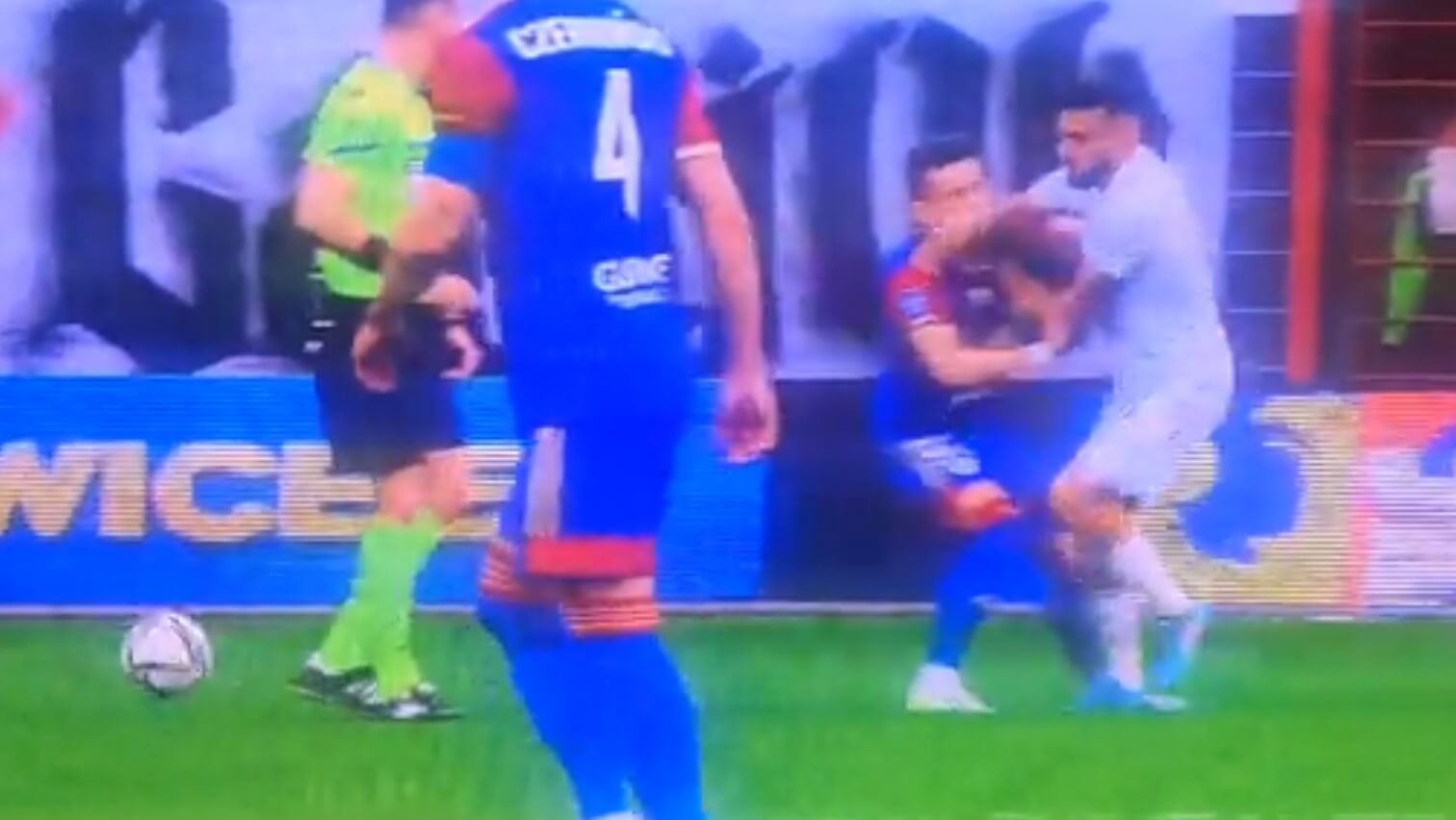 Kontrowersja w meczu Piast – Lech. Damian Kądzior uderzony łokciem w twarz [WIDEO] Obraz wpisu