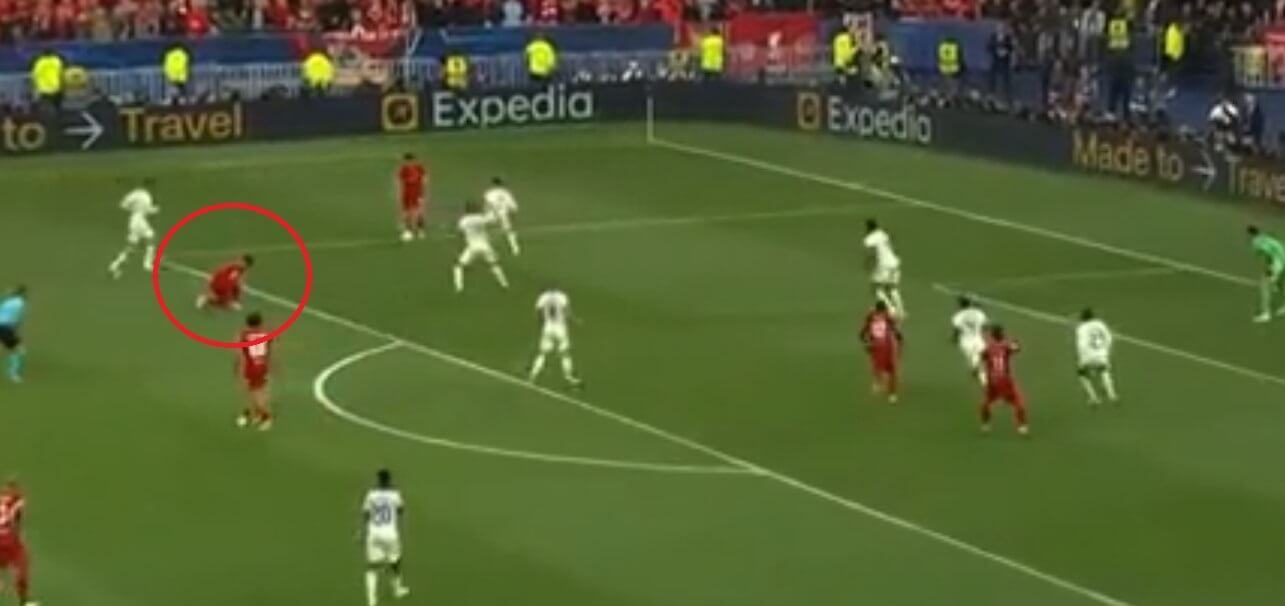 Końcówka spotkania, atak na bramkę Realu… a najlepiej ustawiony Firmino wiąże buta [WIDEO] Obraz wpisu