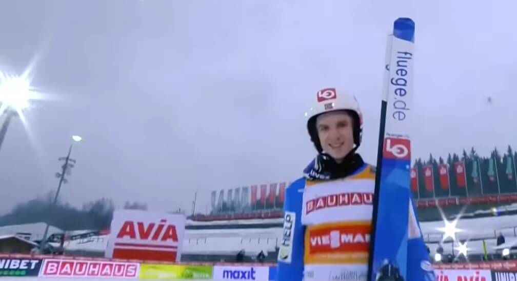 Halvor Egner Granerud pojawił się na meczu reprezentacji Norwegii. Pomagał jako wolontariusz Obraz wpisu