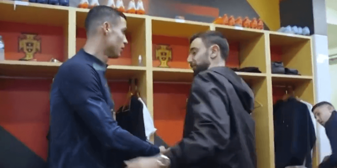 Chłodne powitanie Cristiano Ronaldo i Bruno Fernandesa. Coś wisi w powietrzu [WIDEO] Obraz wpisu
