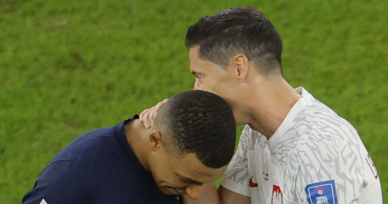 Wiadomo, co Lewandowski przekazał Mbappe po meczu. Krótka wiadomość Polaka Obraz wpisu