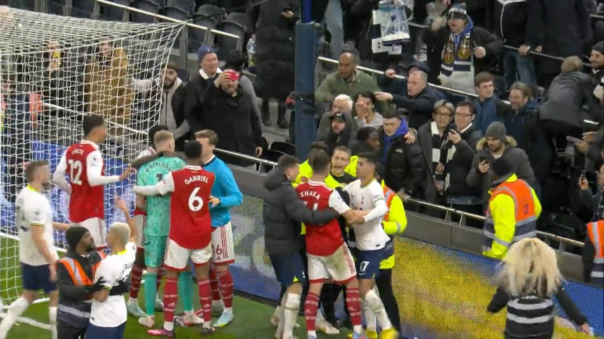 Skandal po meczu Premier League! Kibic zaatakował piłkarza [WIDEO] Obraz wpisu