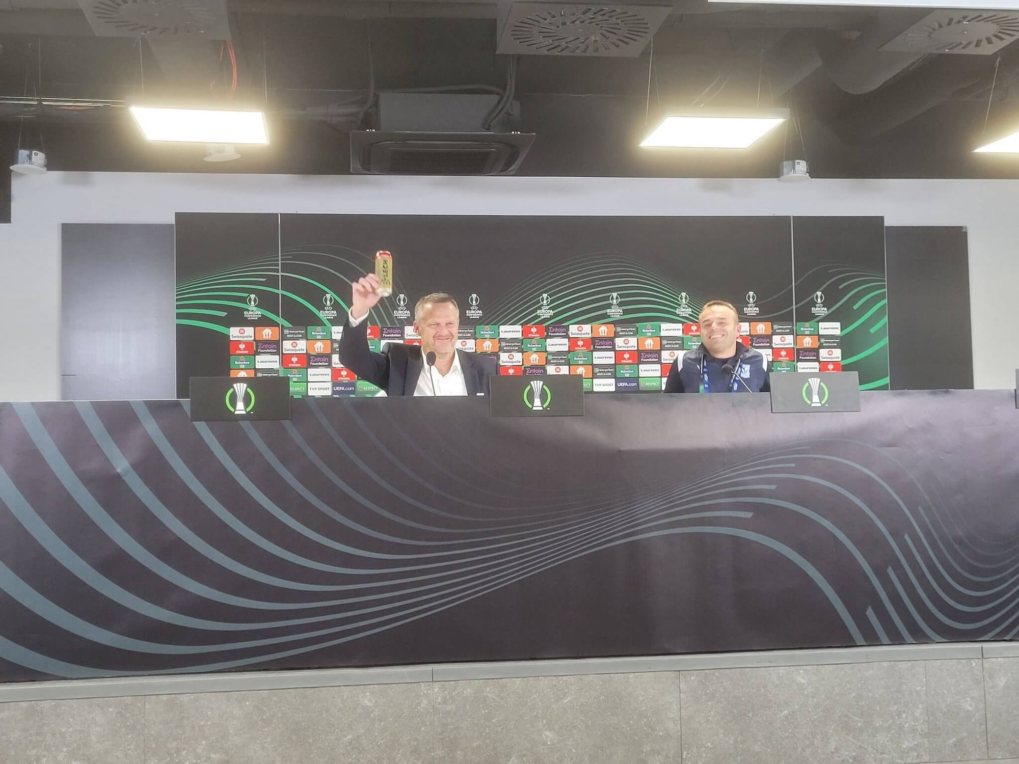 John van den Brom zaskoczył na konferencji prasowej. Na sali pojawił się z… piwem Obraz wpisu
