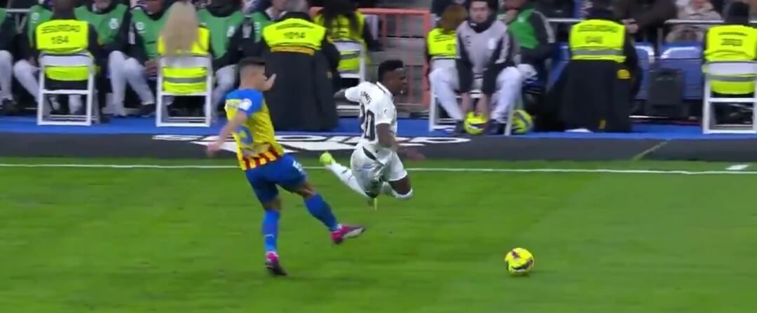 Thibaut Courtois chce ochrony dla Viniciusa Juniora. „W wielu meczach jest kopany przez rywali” [WIDEO] Obraz wpisu