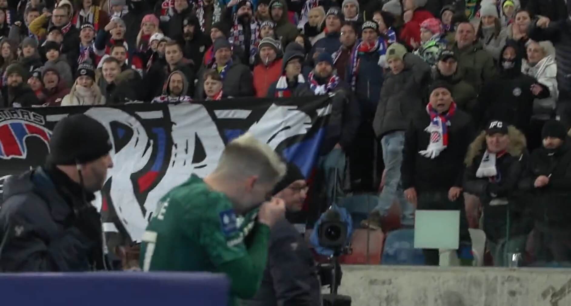Josue pocałował herb Legii. Dziennikarze uznali to za… przejaw rasizmu. Teraz przepraszają Obraz wpisu