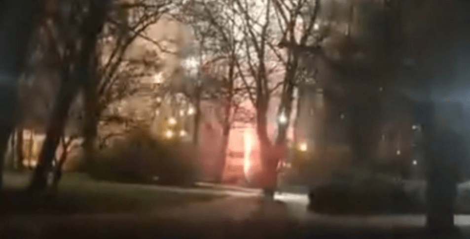 Kibice Lecha odpalili fajerwerki pod hotelem, w którym spali piłkarze Djurgarden. „Nie powinno wpłynąć to na nas mocno” Obraz wpisu