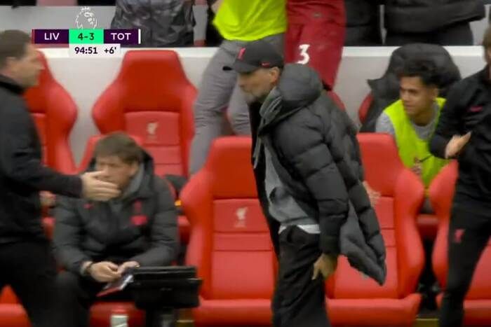 Juergen Klopp doznał kontuzji świętując wygraną Liverpoolu. Kuriozalne obrazki na Anfield [WIDEO] Obraz wpisu