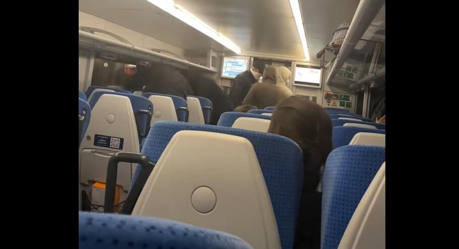 Dantejska scena w pociągu. Kibole zaatakowali pasażerów [WIDEO] Obraz wpisu